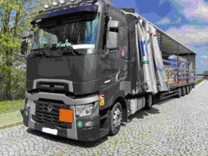 LKW mit unreichend gesicherten Fässern